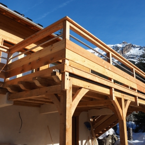 Terrasse en mélèze et ses assemblages traditionnels