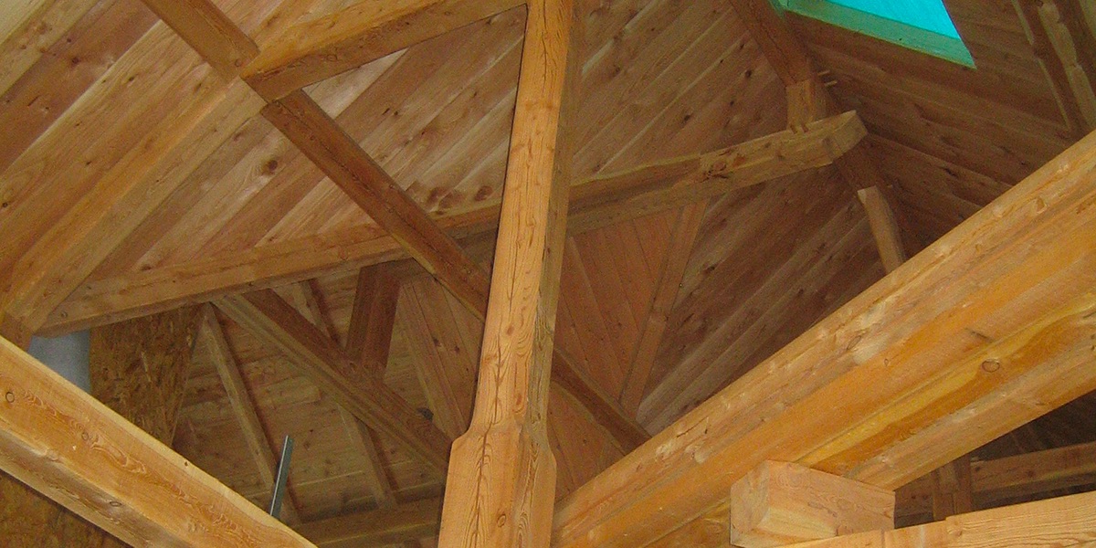 Vue intérieure d'une charpente traditionnelle en bois